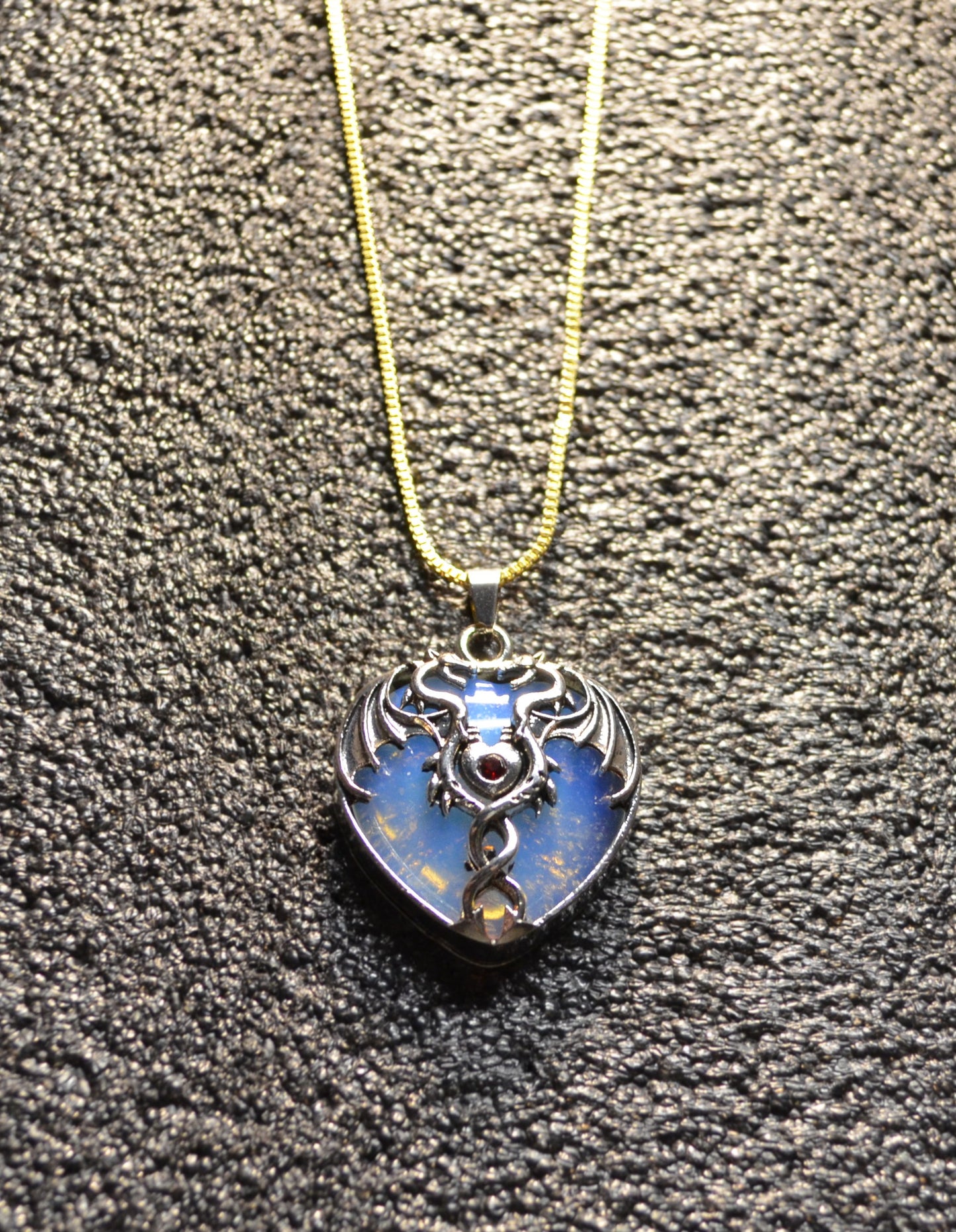 0PAL  DRAGON HEART PENTANT / GOLD BOX CHAIN