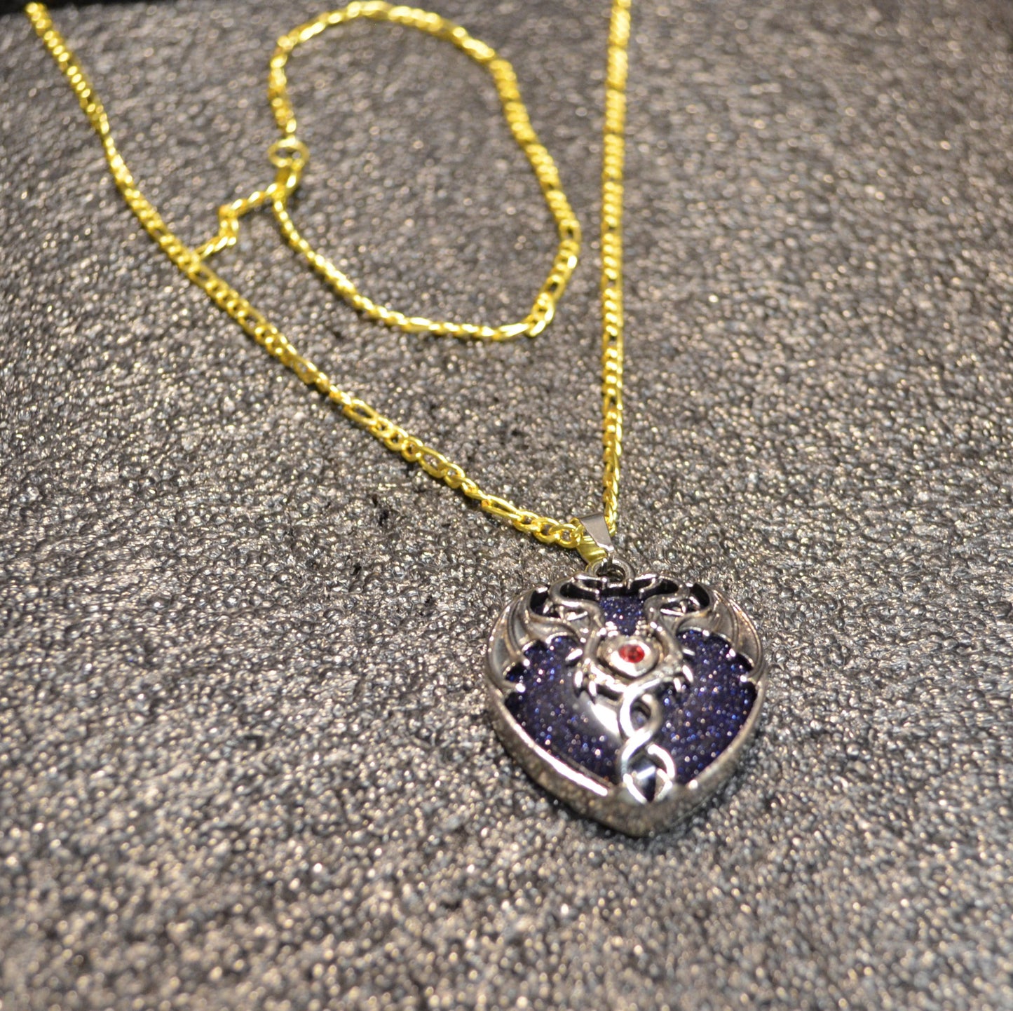 PUPPLE SAND STONE DRAGON HEART PENDANT FIGARO GOLD NECKLACE