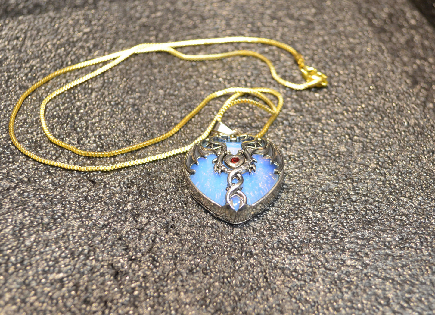 0PAL  DRAGON HEART PENTANT / GOLD BOX CHAIN